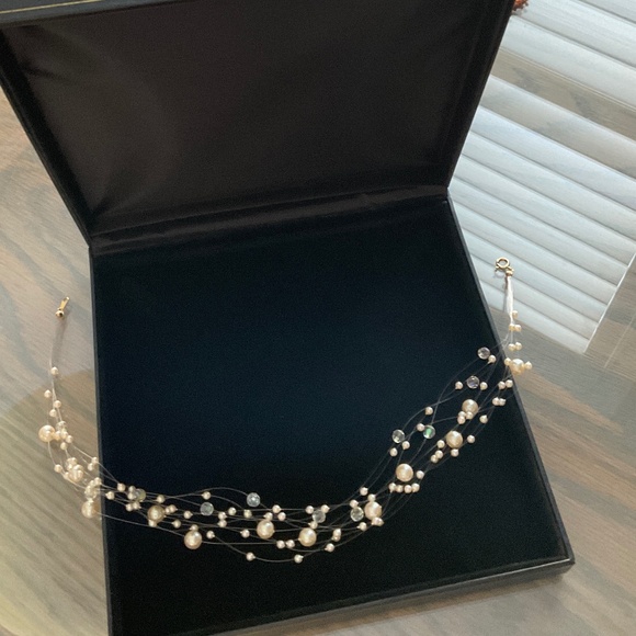 VINTAGE FAUX FLOATING PEARL & CRYSTAL CHOKER NECKLACE. GOLD METAL CATCH. 15 1/2” - Picture 5 of 5